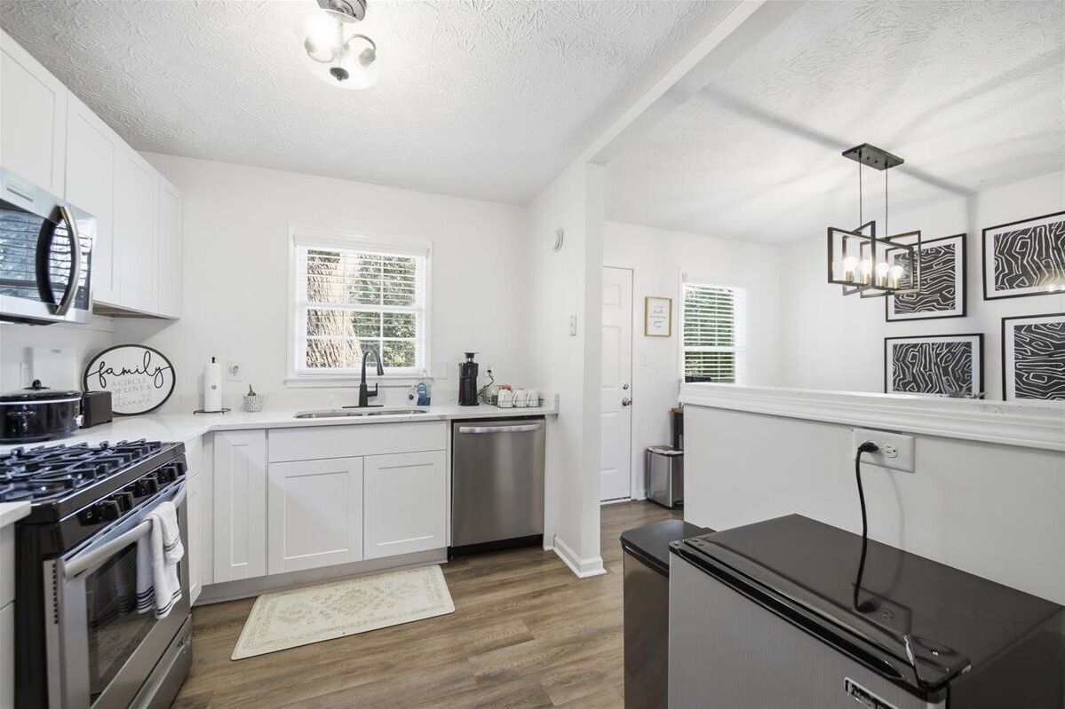 冷蔵庫、電子レンジ、オーブン、コンロ