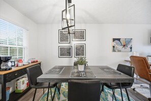 Dining - Pet-Friendly Stylish  Home Near Arabia Mountain (Conyers)