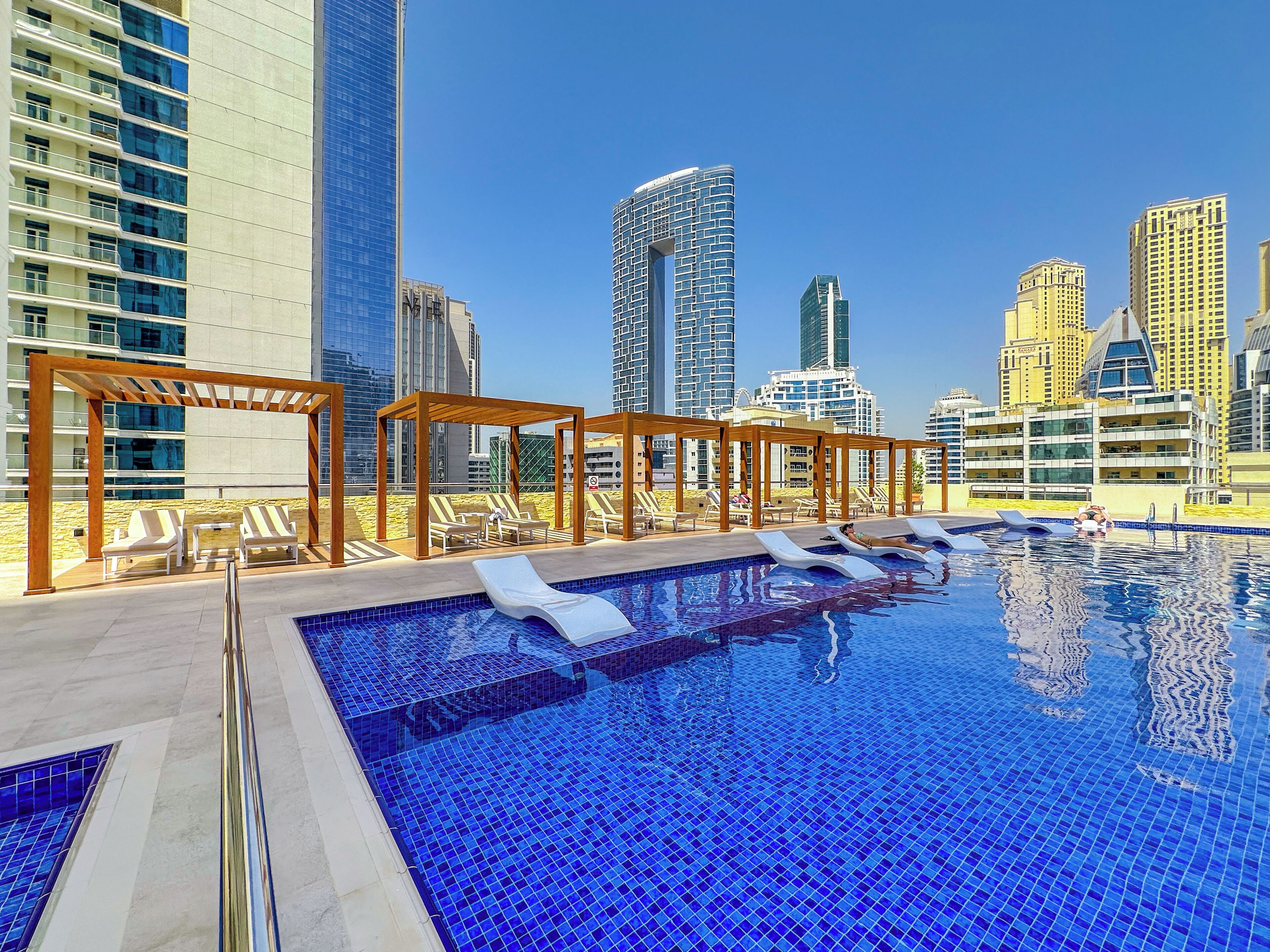 Una piscina al aire libre