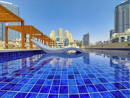 Una piscina al aire libre