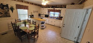 Microondas, horno, placa de cocina y lavavajillas