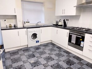 Microwave, oven - Woolwich station  Cosy Gunner House (London)