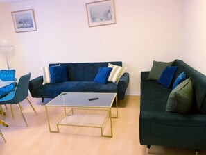 TV - Woolwich station  Cosy Gunner House (London)