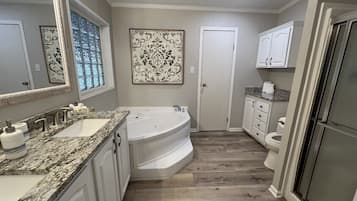 Family House, Pets Allowed, Lake View | Bathroom | Combined shower/tub, free toiletries, hair dryer, towels