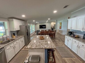 Family House, Pets Allowed, Lake View | Private kitchen | Fridge, microwave, oven, stovetop - Mid Lake Campground (Hemphill)