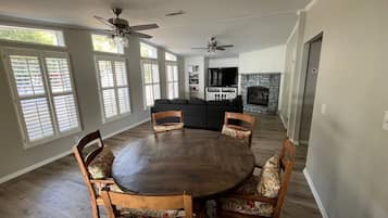 Familiehus, kjæledyr tillatt, utsikt mot innsjø | Spiseområde