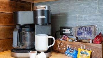 Una cafetera, una taza, dos tazas, una caja con la etiqueta 'Coffee Pot' y dos paquetes de galletas 'Golden Oreo'.