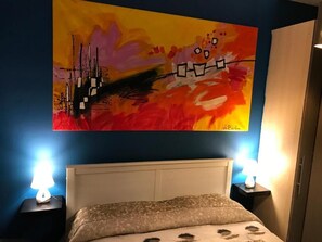 2 dormitorios, tabla de planchar con plancha, cuna de viaje