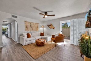 TV - Amazing Casa de Familia (Palm Springs)