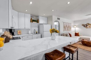 Fridge, microwave, oven, stovetop - Amazing Casa de Familia (Palm Springs)