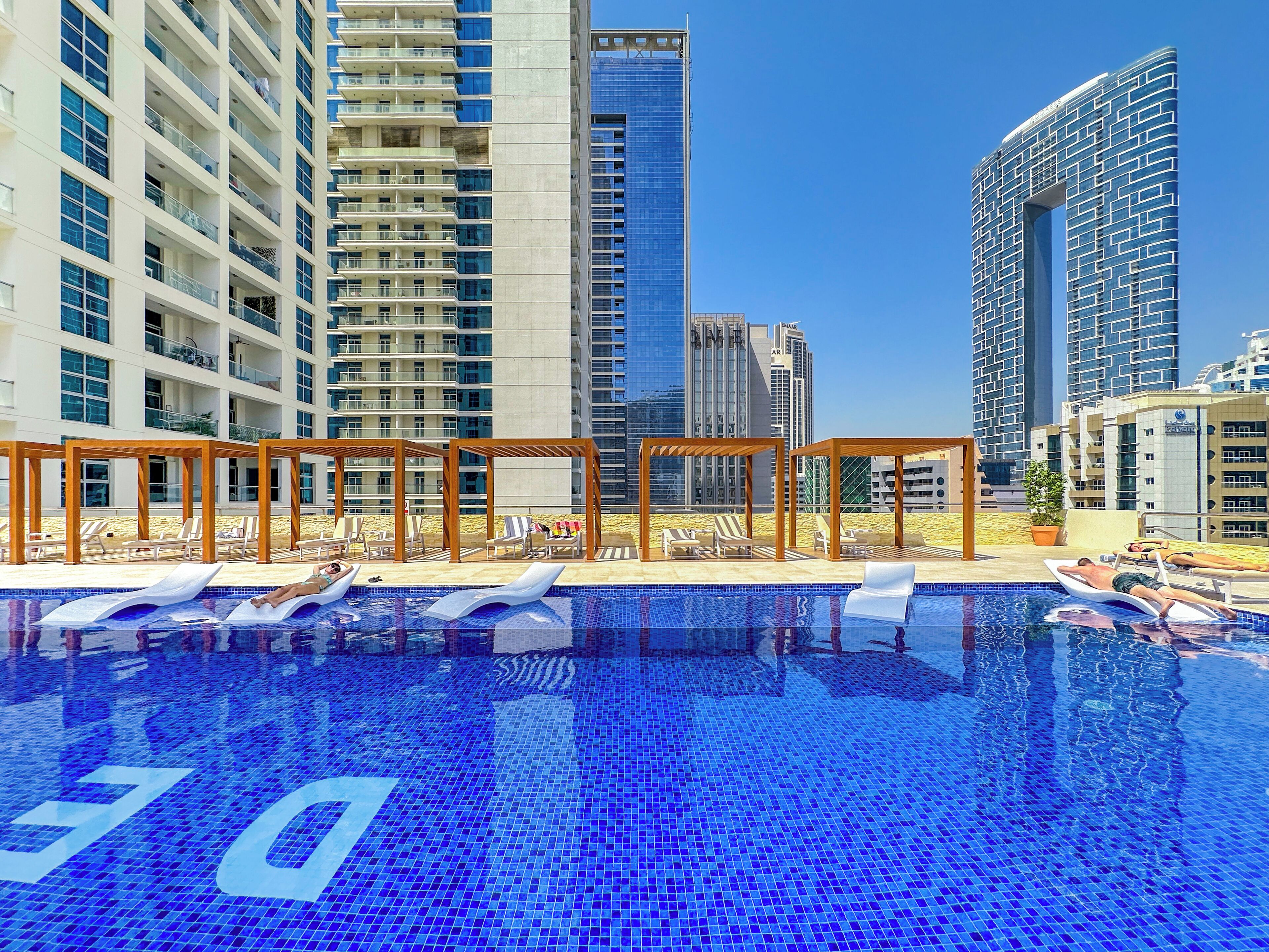 Una piscina al aire libre