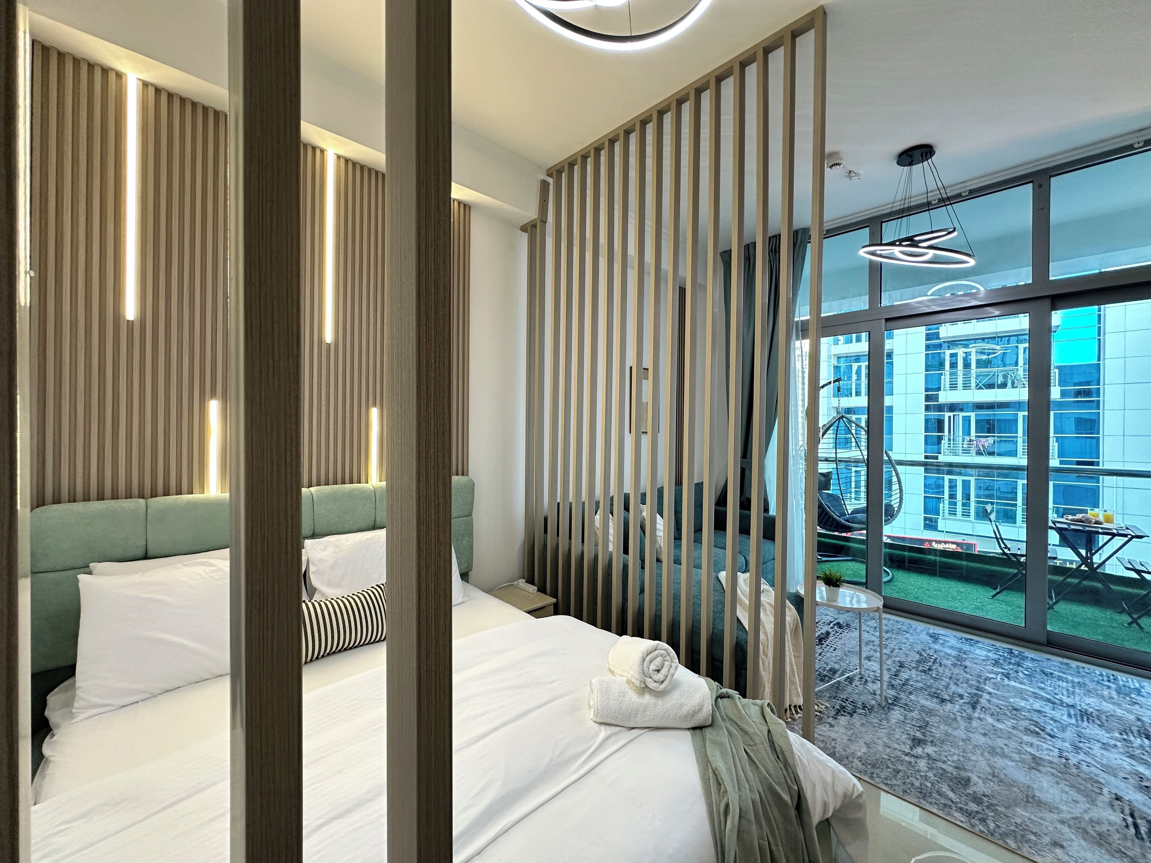 Escritorio y espacio para trabajar con un portátil