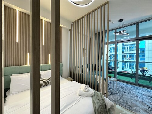 Stylish Studio with Stunning Canal View