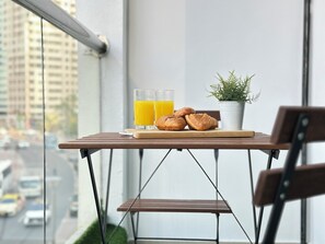Dining - Stylish Studio with Stunning Canal View (Dubai)