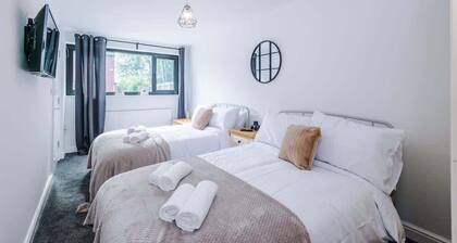 Bright 3BR Warrington Home Near Golf & Sailing
