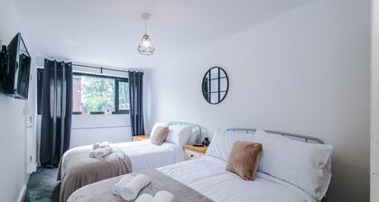 Bright 3BR Warrington Home Near Golf & Sailing