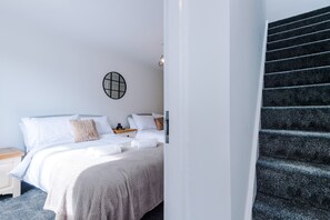 3 室のベッドルーム、アイロン / アイロン台、WiFi (無料)、ベッドシーツ
