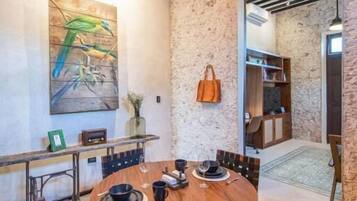 Casa familiar, 2 habitaciones, piscina privada | Comedor