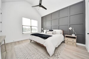 Tabla de planchar con plancha, wifi y ropa de cama 