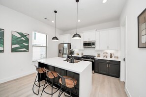 Microwave, oven, stovetop, dishwasher - OakHaven-Downtown - Midtown - Medical Center - 3br (Houston)
