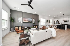 TV - OakHaven-Downtown - Midtown - Medical Center - 3br (Houston)