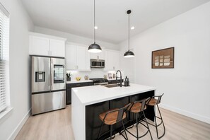 Microondas, horno, parrilla de estufa y lavavajillas 