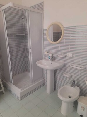 Douche, baignoire à jets, sèche-cheveux, serviettes fournies