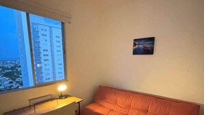 A room with a bed, a desk, and a window. - Hermoso alojamiento centro (Cartagena)