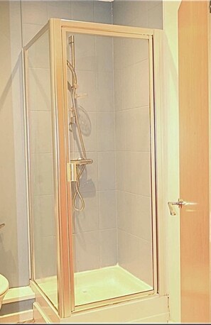 Shower, toilet paper - Cosy 3-Bedroom Family Apartment - Free Parking (Birmingham)