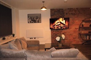 Living area - Cosy 3-Bedroom Family Apartment - Free Parking (Birmingham)