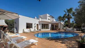 A modern house with a swimming pool, outdoor seating, and a barbecue area. - Live the Ibiza Experience (Sant Josep de sa Talaia)
