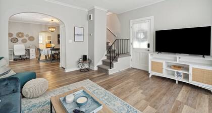 Nautical abode Uptown Maumee by River-BLUE Side!