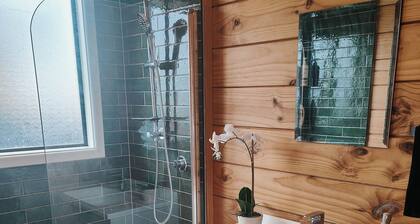 Beautiful House w/Parking | 5 mins to Airport