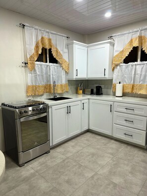 Private kitchen - Cozy 1-bedroom apartment in lovely Castries with AC (Castries)