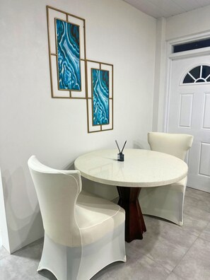 Dining - Cozy 1-bedroom apartment in lovely Castries with AC (Castries)