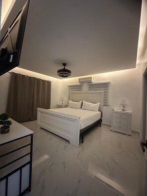 Tabla de planchar con plancha, wifi y ropa de cama 