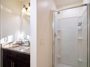 Shower, hair dryer, towels, soap - Cozy and Fun Family Bungalow: Pool+Gym+Near Disney World (Kissimmee)