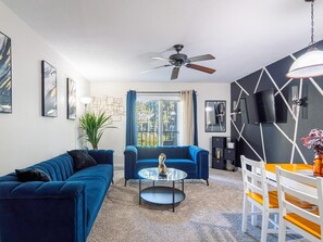 Smart TV - Cozy and Fun Family Bungalow: Pool+Gym+Near Disney World (Kissimmee)