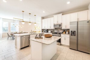 Private kitchen - Elegant 6-Suites Home in Encore Reunion (Kissimmee)
