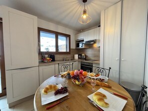 Wasserkocher mit Kaffee-/Teezubehör, Kühlschrank, Mikrowelle, Ofen