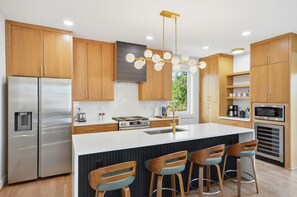 Fridge, microwave, oven, stovetop - Sleeps 10 • Beautiful New Modern Home by Swamp Rabbit Trail (Greenville)