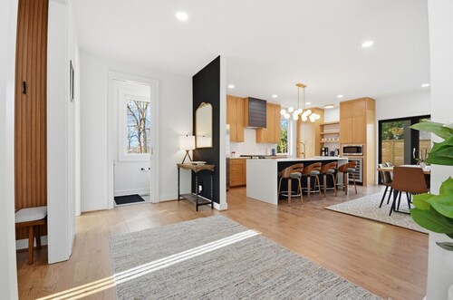 Sleeps 10 • Beautiful New Modern Home by Swamp Rabbit Trail