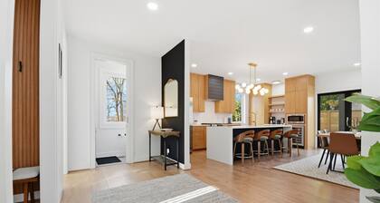 Sleeps 10 • Beautiful New Modern Home by Swamp Rabbit Trail