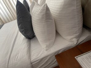 Habitación Deluxe con 1 cama matrimonial o 2 individuales, balcón, vista a la ciudad | Escritorio, espacio para trabajar con laptop y wifi gratis 