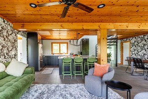 Fernseher, Kamin, Bücher