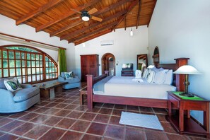 5 bedrooms, iron/ironing board, free WiFi, bed sheets - Beach vibes & sunset views! Pool, sleeps 10! Playa Flamingo, Villa Aves. (Playa Flamingo)