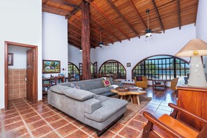 TV - Beach vibes & sunset views! Pool, sleeps 10! Playa Flamingo, Villa Aves. (Playa Flamingo)