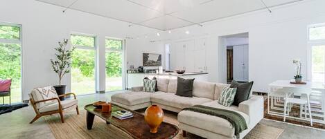 智能电视、壁炉、书