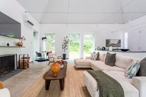 Smart TV, lareira, livros