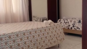 Ein Schlafzimmer mit einem Bett, einem Kleiderschrank und einem Schlafsofa.